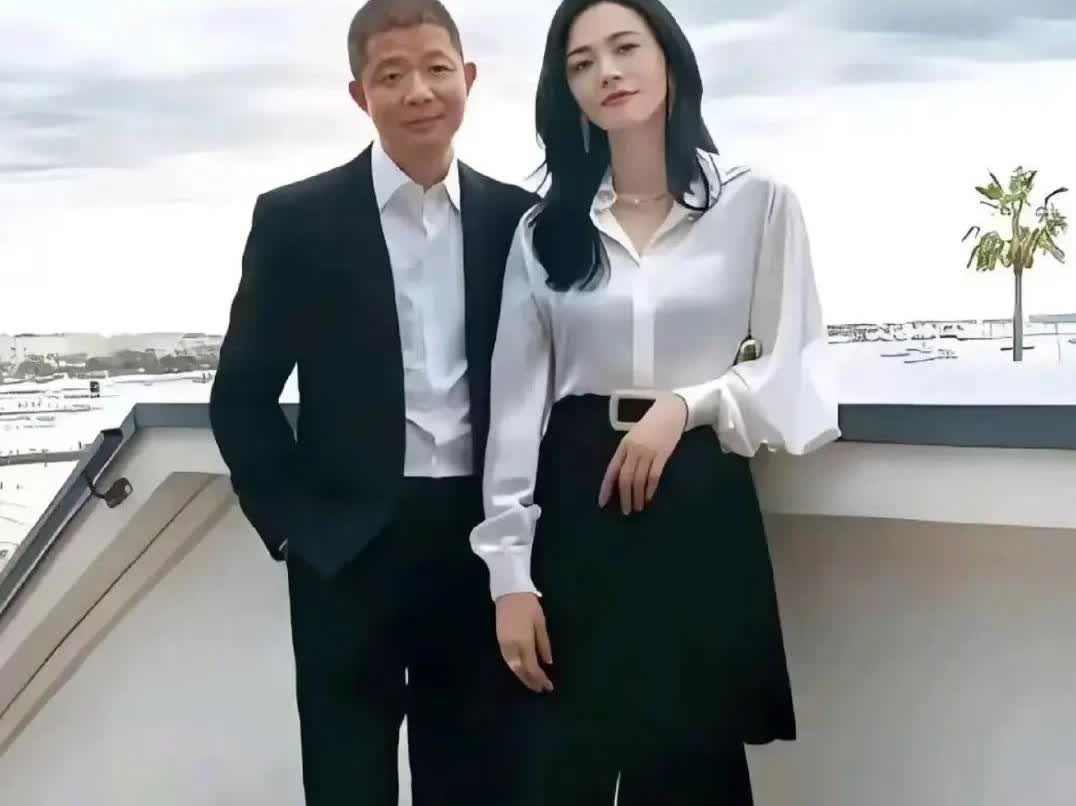 姚晨和曹郁两口子
不知道该怎么评价
要是说两人是真爱吧，姚晨可是没离婚就跟他
