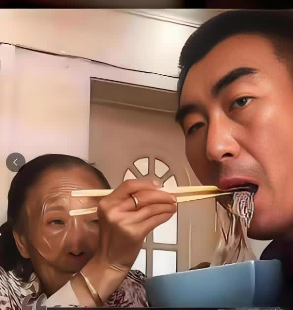 李玉成2次脑梗后生活不能自理了，大事小事全靠他的小宝贝马玉琴打理，以前每次梳头都