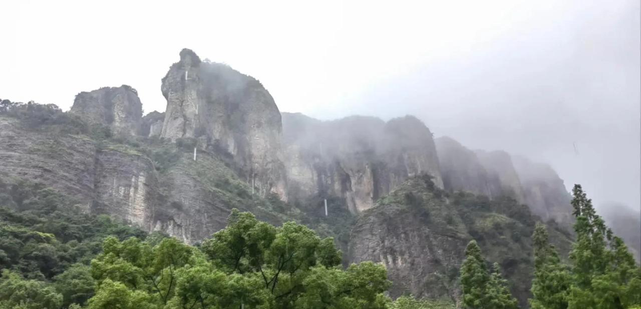 #一张图记录我家的天气情况#吃住行画，在景区里里外外那是个个笑容满面，溪水里的嬉