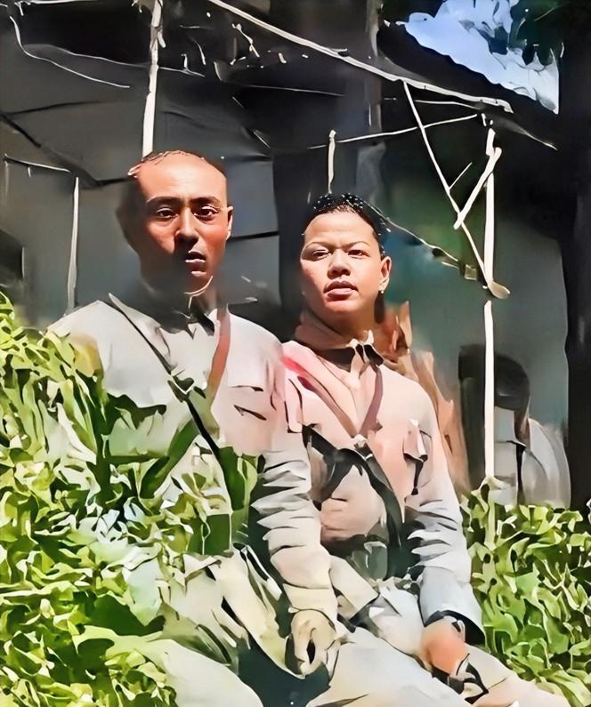 1938年，徐州会战，父子二人留下最后一张照片，奔赴战场。



那是1938年