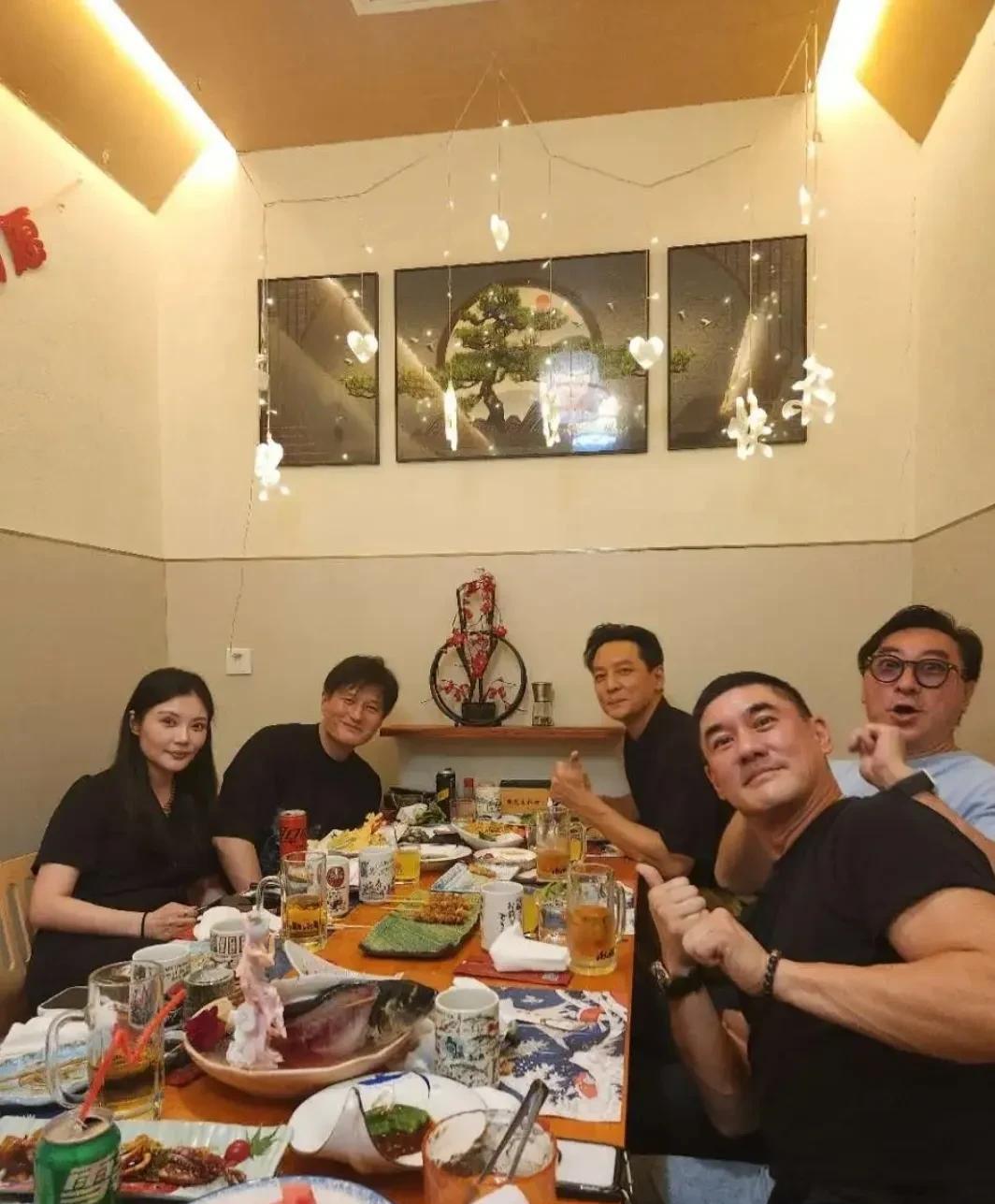 吴彦祖、吴大维与尹子维夫妻等人聚餐，别人520秀爱情，这几个老友秀友情！
没想到