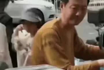活该卖不动，老百姓不傻！
山东某地一摊位卖起了花生，让老百姓免费试吃，过路的人