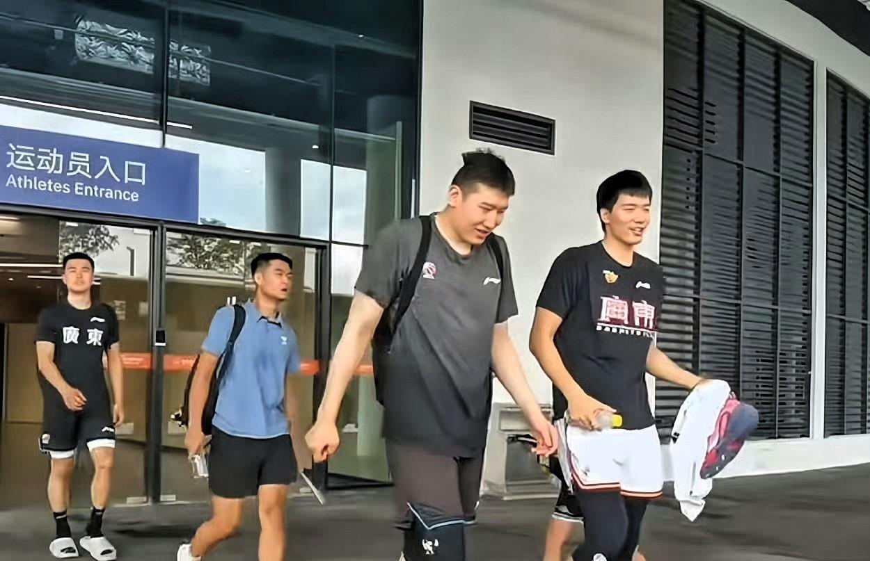 广东宏远阵容越来越齐整！刘传兴和李炎哲出现在佛山，嗷嗷待哺，焦泊乔和沈梓捷摩拳擦