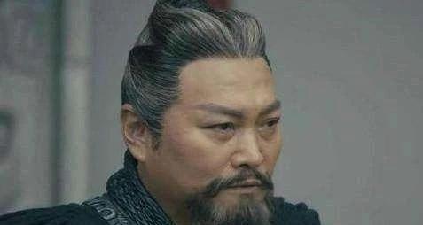 公元226年，魏文帝曹丕借曹洪的门客犯法一事，将曹魏大将曹洪打入大牢并要处死，好