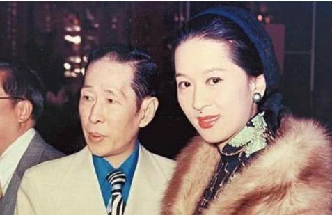 1997 年，家财万贯的邓永祥在临终前要求儿子邓兆尊：“你以后一定要做一个败家子