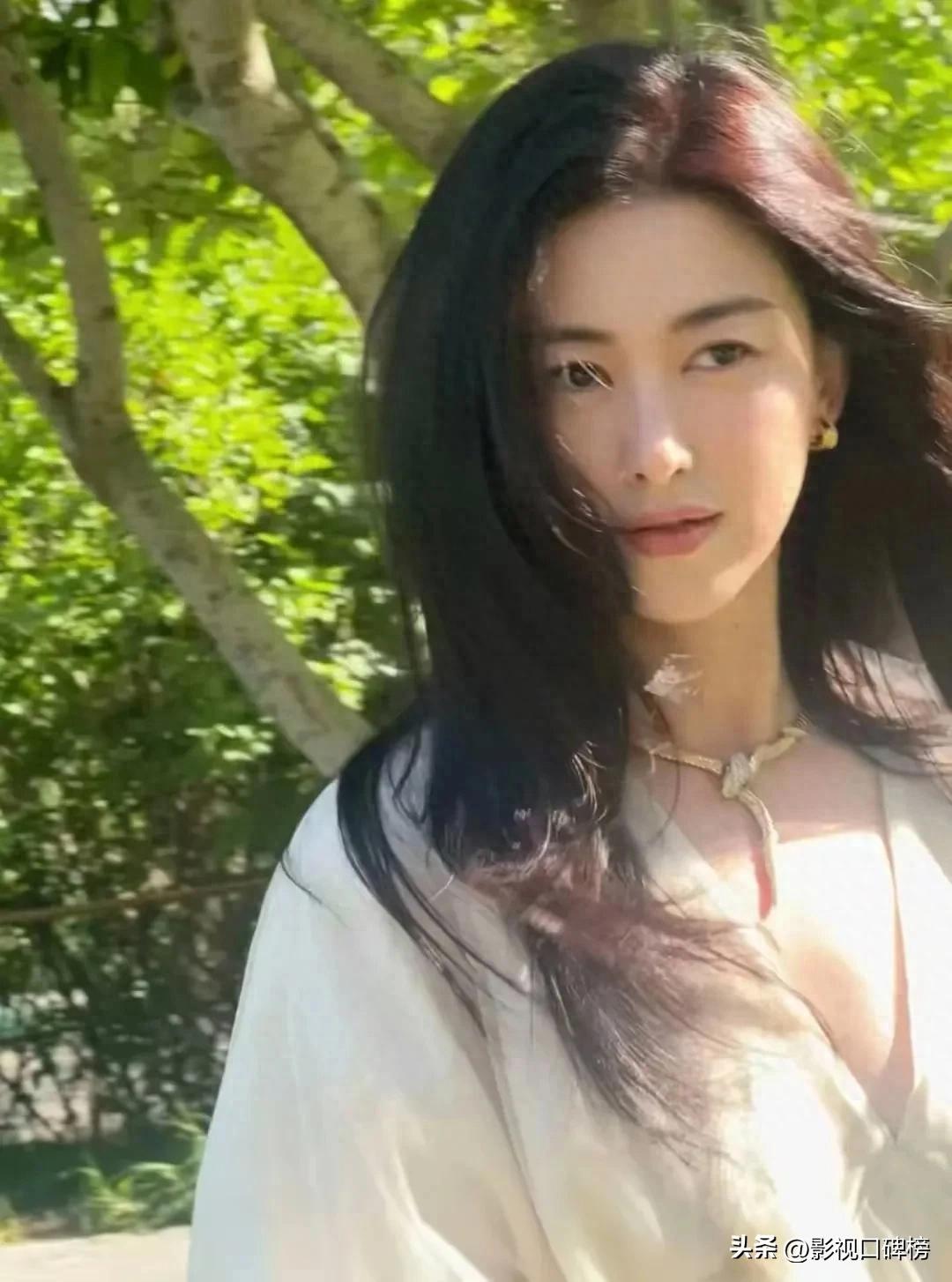 朱珠带女儿参加音乐诗会，3岁王珠宝长得像爸爸