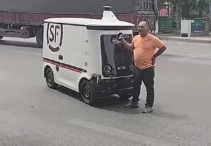 大哥开车被无人驾驶车刮蹭！上去拦着无人驾驶车不让走，无人驾驶车被拦无法正常行驶，