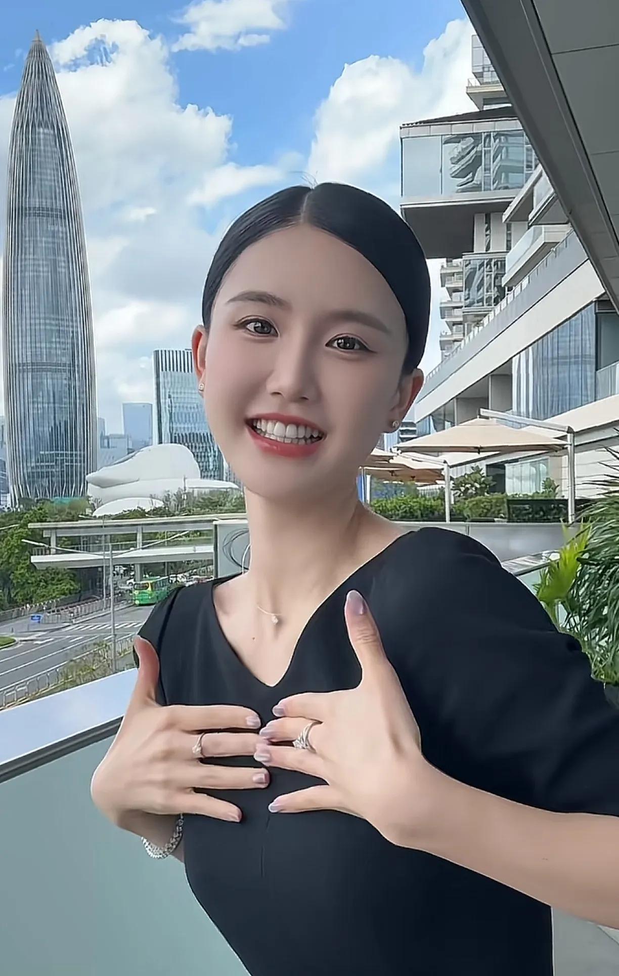 楚玲这张真的太像年轻时的杨钰莹了，可可爱爱又甜美动人，如果再娇小一点儿，五官再柔