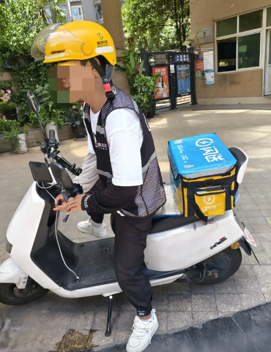 可爱的外卖小哥
电梯上碰上闪送小哥。我问小哥，一碗牛肉粉12元，外卖送到要多少钱