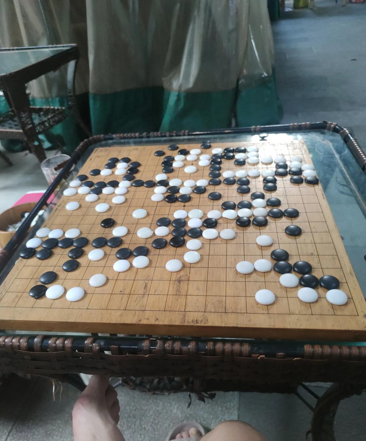 输给一个退休的大校（他工资不低）。