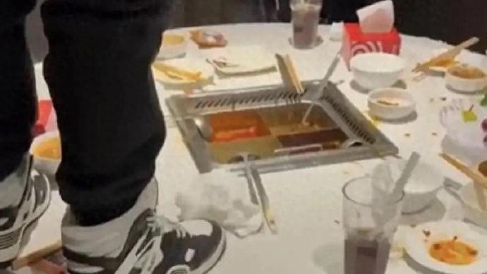 海底捞"小便门"一审宣判：两少年及其父母共赔220万！