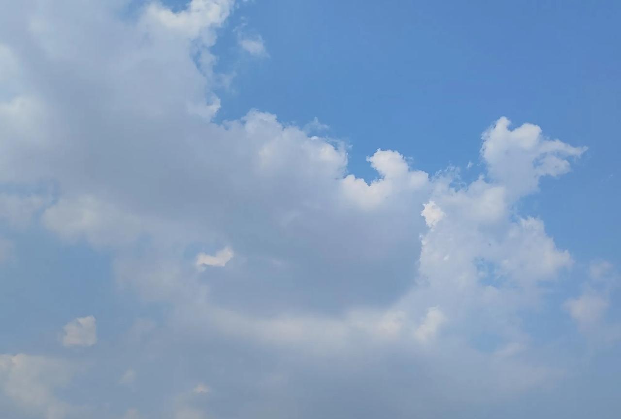 #分享一张相册里随手拍的天空#