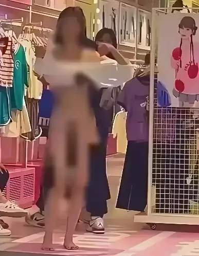 为了报复自己的男朋友，这个女子脱光了衣服，在街上裸奔，真的不知道这个女子是怎么想