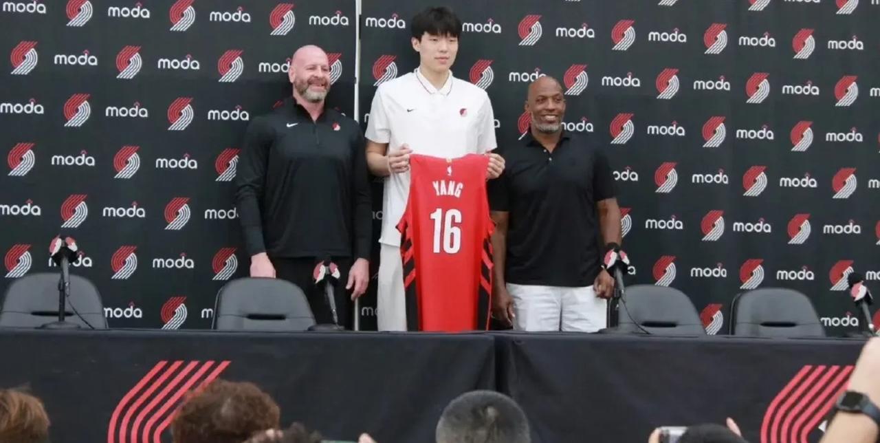 杨瀚森早就征服了开拓者主帅比卢普斯，公开承认没多少东西可教了。
杨瀚森在美国第一