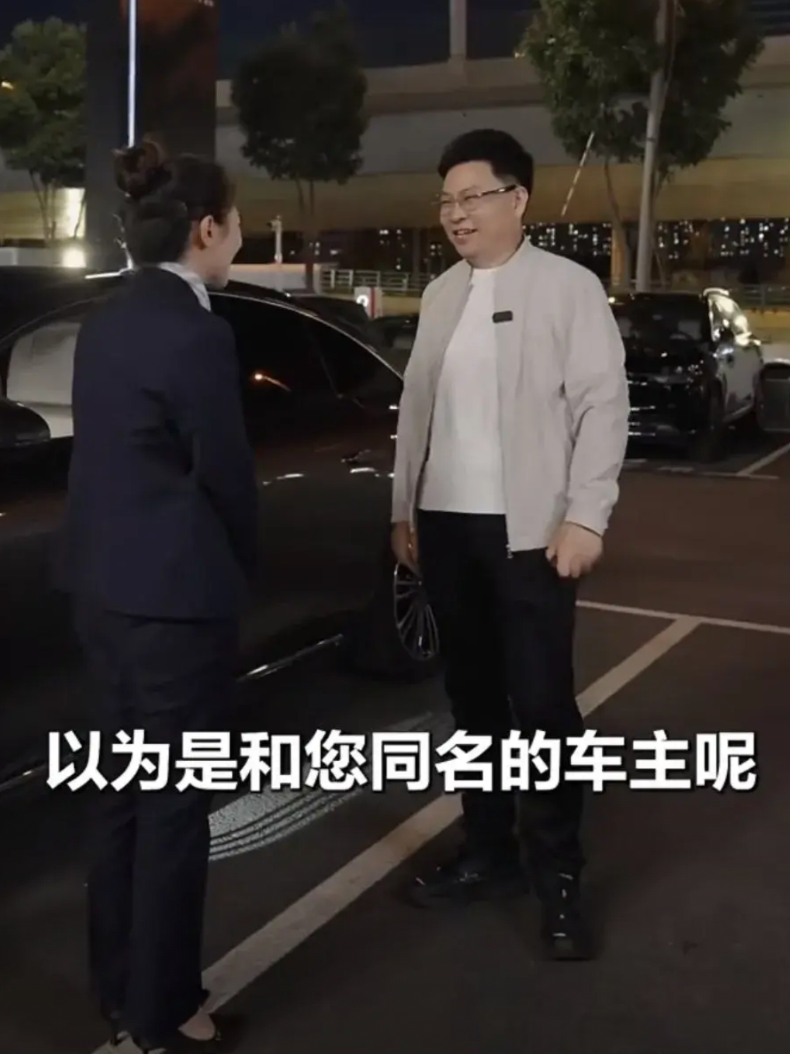 余承东到内蒙古呼和浩特“鸿蒙智行用户中心”亲自体验了一把保养服务。
工作人员一开