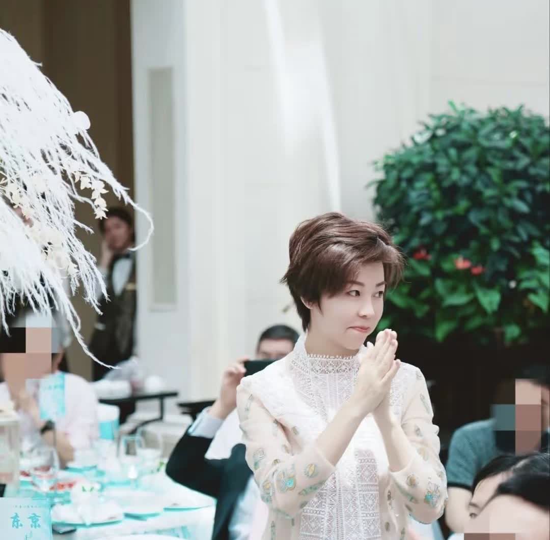张怡宁6岁儿子，64岁老公近照曝光！
一个锅盖头不停擦鼻子，一个染发不停咳嗽，