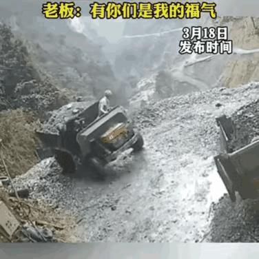 再牛逼的车也降服不了这样的路吧！农民伯伯辛苦了！