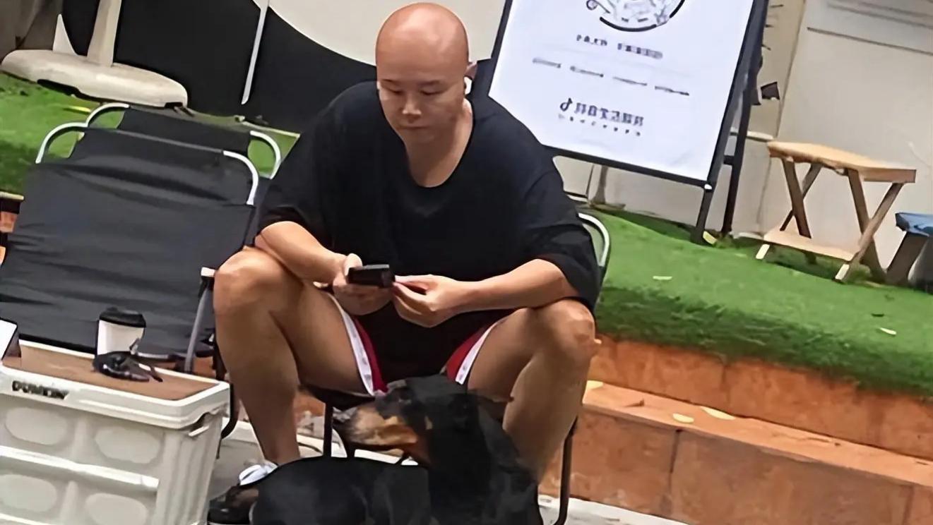 昔日名嘴乐嘉现状：大理遛狗晒太阳，完全活成素人模样！
