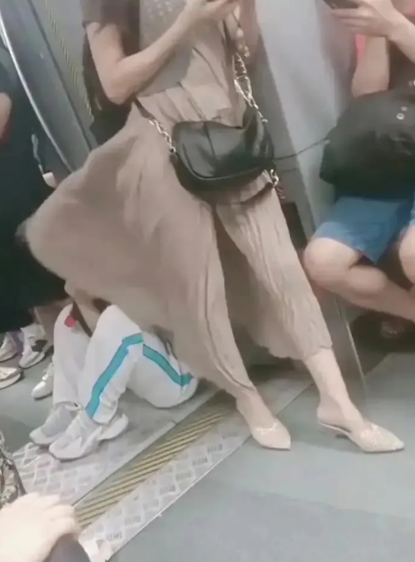 如何评价地铁上这种穿搭，没人管管吗？ ​
这种不是败坏风气吗