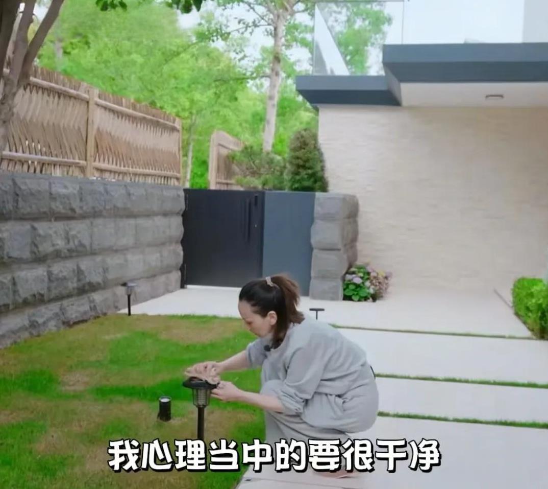 妈呀，原来王琳也是这么洁癖，爱干净的女人，有严重洁癖的李维嘉看到王琳收拾家务，李