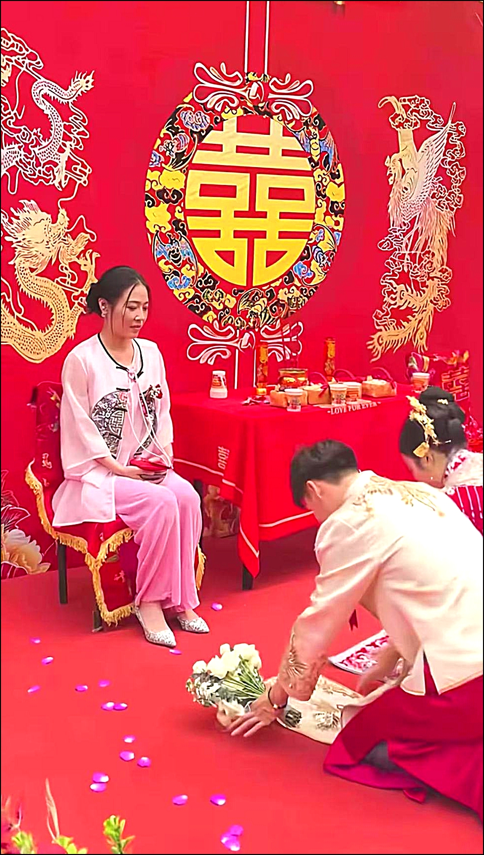 这小伙子肯定娶了个好老婆