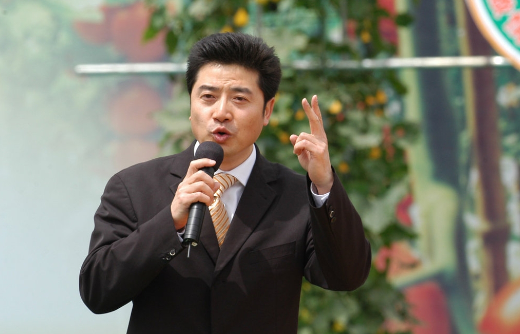 《新闻联播》当年的主持人，曾是央视唯一拥有博士学位的主持人，如今年近六旬的张政，