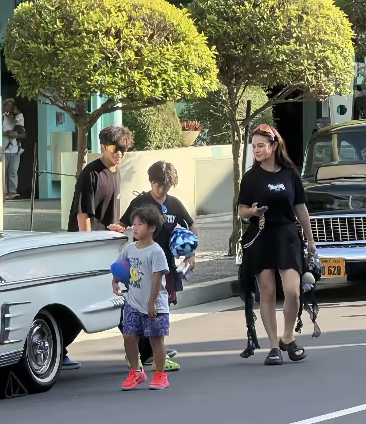 8月16日，邹市明的老婆冉莹颖，带着三个儿子现身新加坡游玩。
邹市明的大儿子轩轩