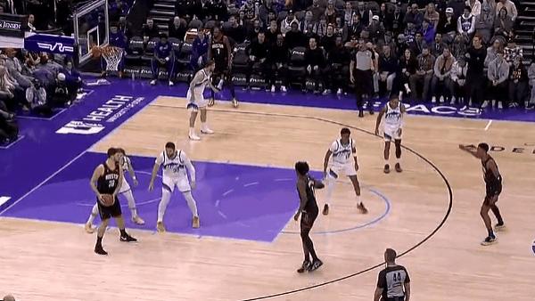 申京背身持球单打马尔卡宁，转身抛投篮球旋进篮筐