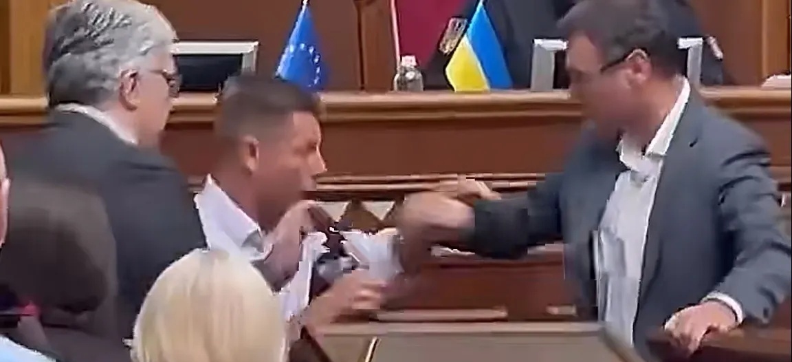 乌克兰议员开始打起来了！



虽说乌克兰在近四年的俄乌战争中，伤亡惨重，但内部