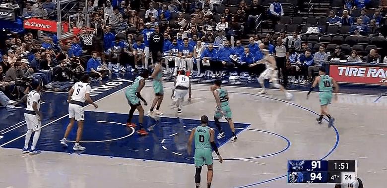 大心脏！克莱关键三分锁定胜局！
在今天NBA常规赛独行侠对阵黄蜂的第四节比赛最后