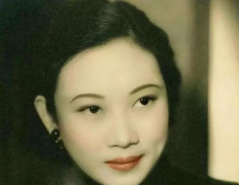 1938年的重庆，抗战烽火正炽，陪都的天空时常被防空警报撕裂。余淑衡，22岁，中