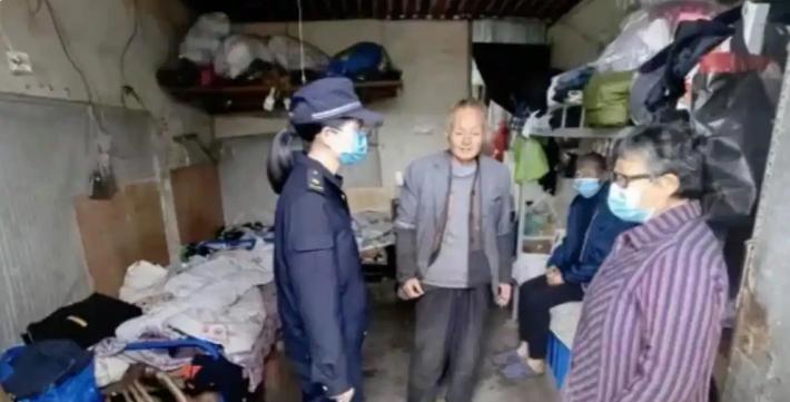“太感人了！”浙江一大爷因为违规摆摊被罚，在去交罚款的时候低声说道：“可不可以少
