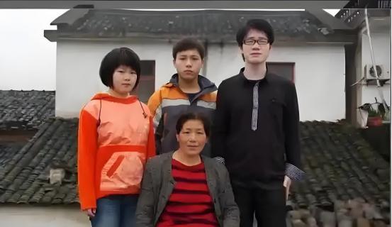 2013年，安徽黄山，一位寡妇做挑山夫20年，辛苦养育了3个儿女，把2个培养成大