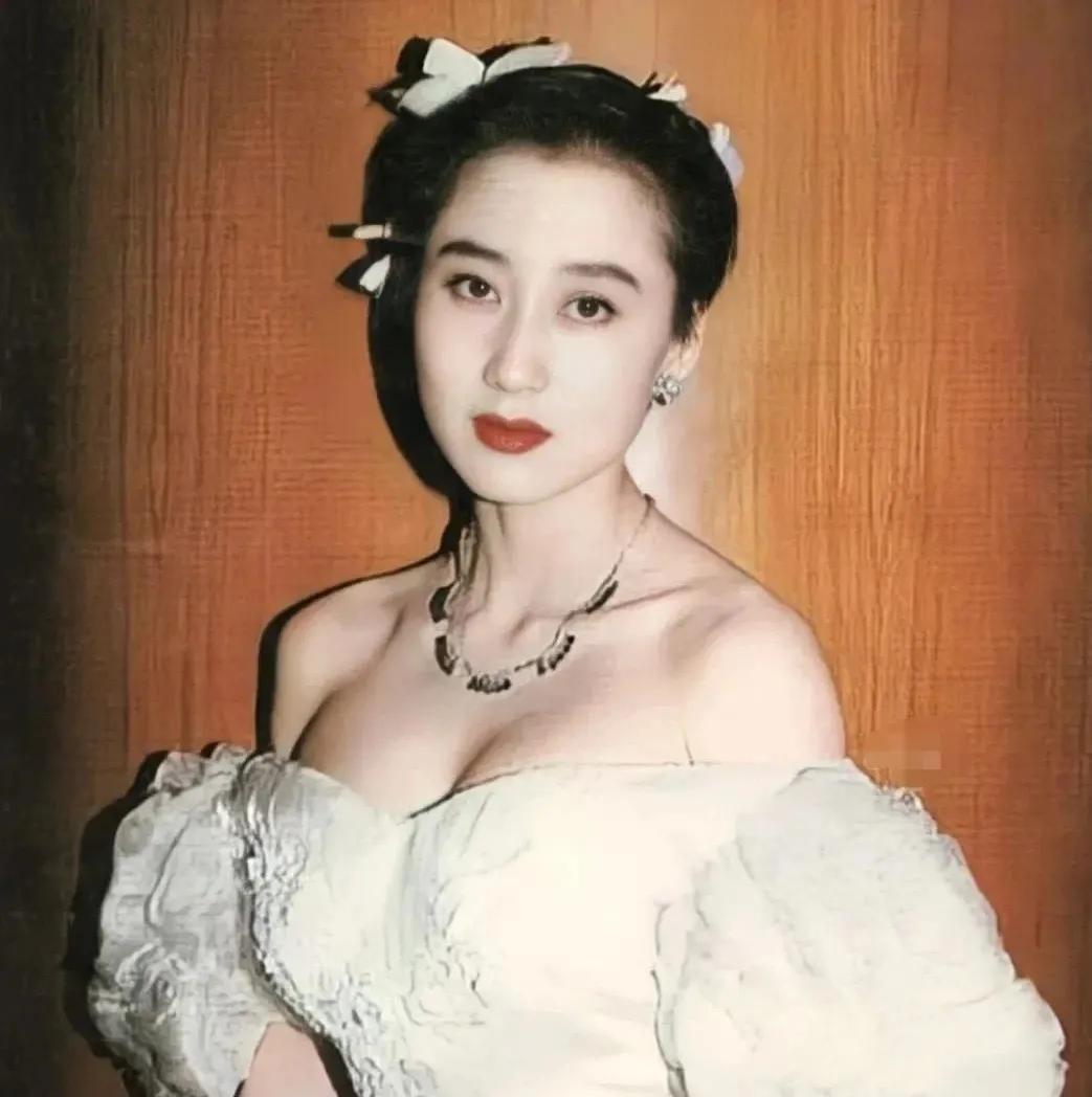 想象一下，香港娱乐圈那会儿，热闹得跟庙会似的，明星们个个花枝招展，斗得那叫一个欢