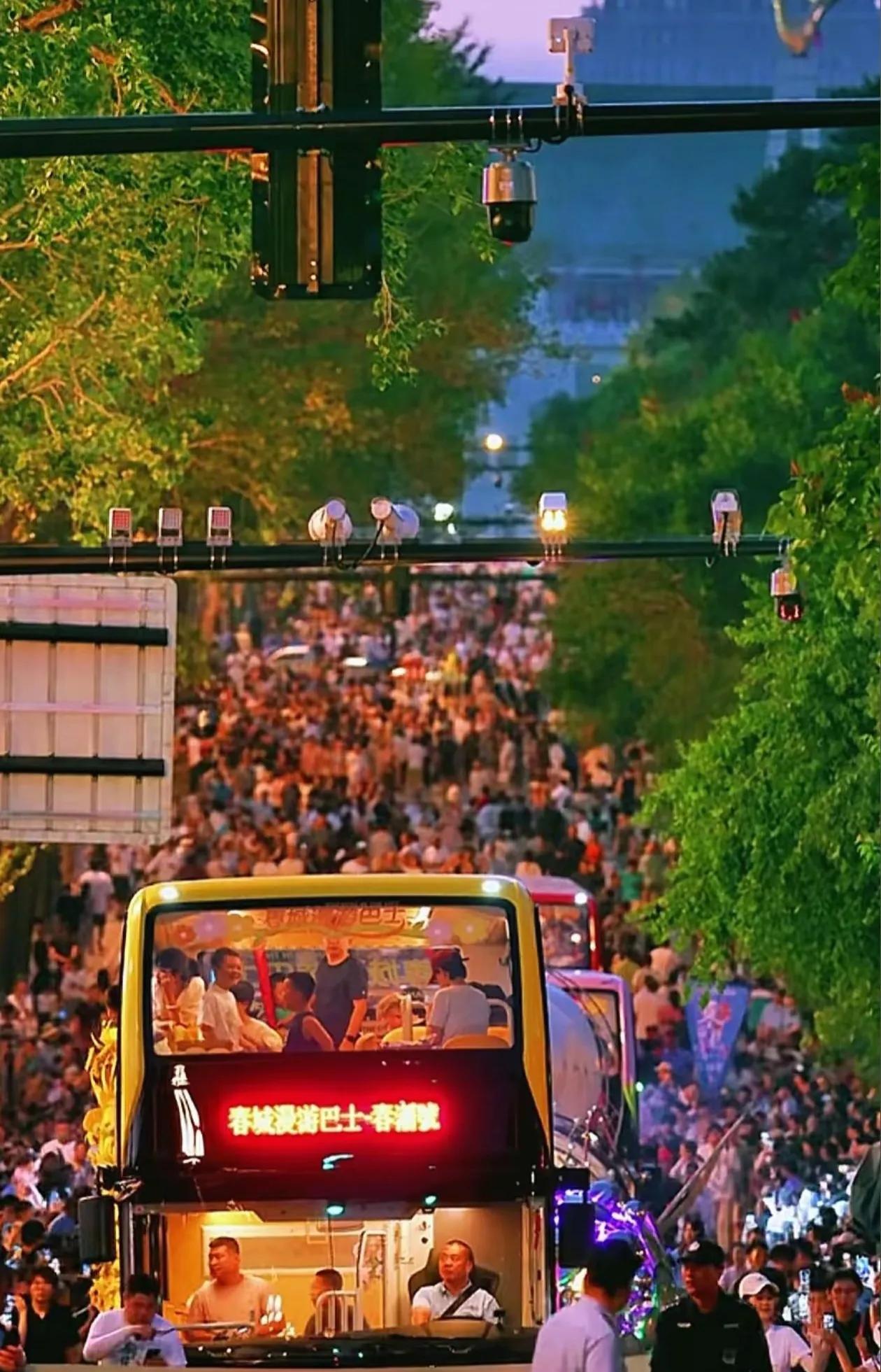 长春文旅现在是相当哇噻了，多巴胺的双层巴士穿行在新民大街上，两侧历史建筑与多层次