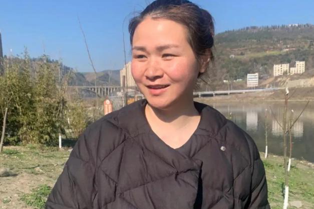 2021年，湖北一妈妈带着孩子在河边玩耍，突然将孩子交给陌生人照看，自己跳入水中