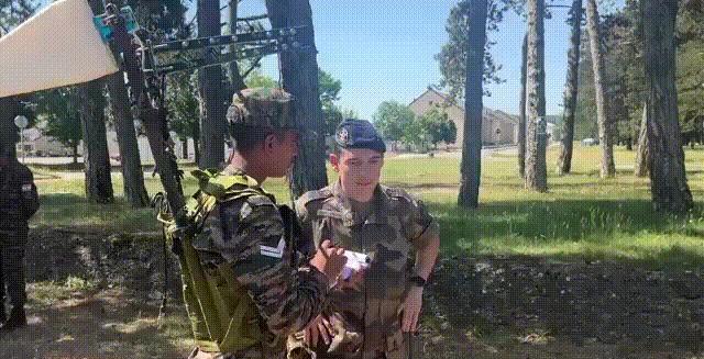 印度士兵背的这是什么玩意儿？看起来很是利害的，印度与法国陆军正在法国南部的一个军