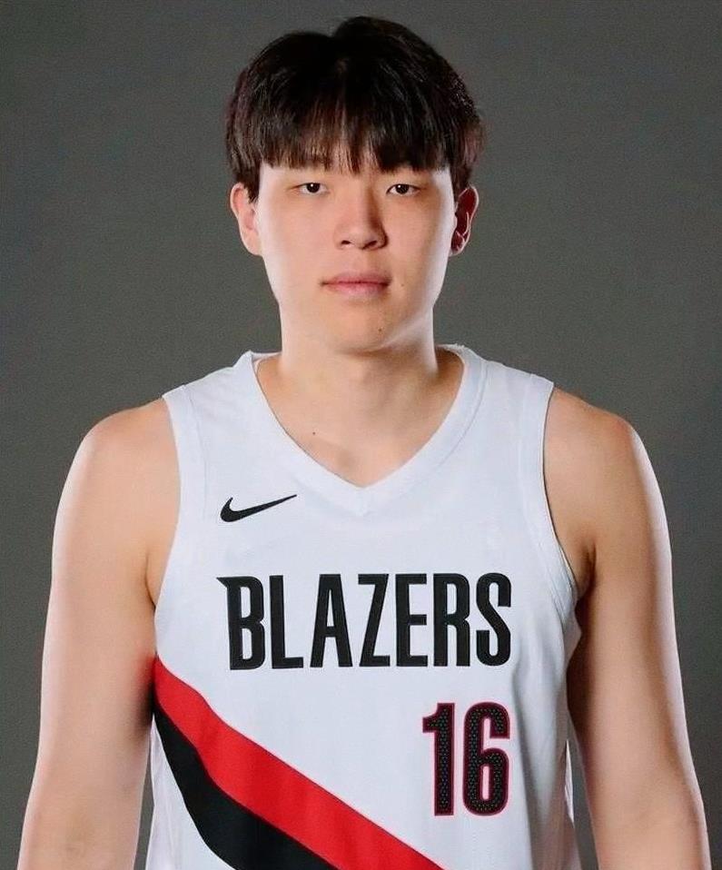 为什么说杨瀚森已经坐稳了球队首发？
来看看几个主要竞争对手上赛季的表现就明白了：