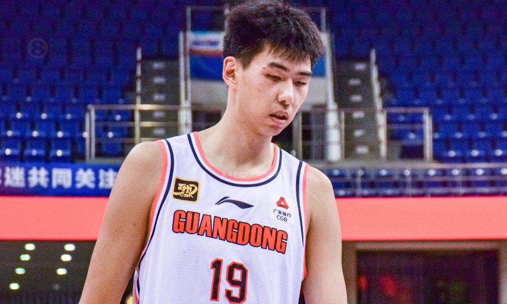 青岛男篮记者杜金城在社媒上谈到了球队的一些情况。
杜金城在个人账号上写道：“8月