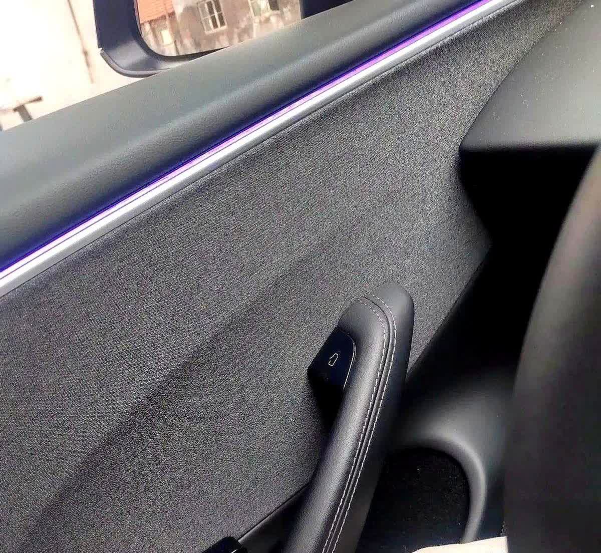 特斯拉是真的新颖，之前开的特斯拉档位都在方向盘右边，跟奔驰一样，手拨档位，结果这