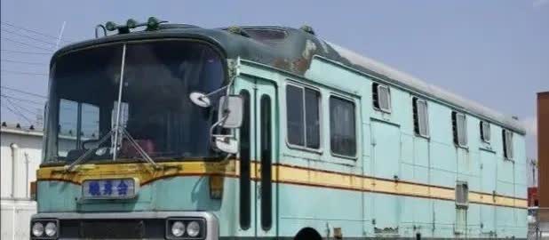难得一见的日野前四后八车，刷新了我的认知
    看到七十年代的这两款日野车，