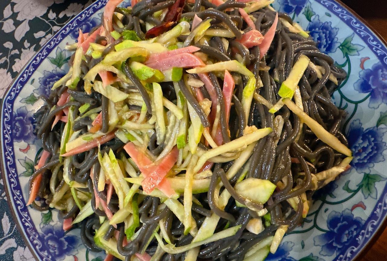 夏天做饭难死厨子。
去超市也好市场也好瞅着那些土豆子，芸豆，茄子，黄瓜，洋柿子，