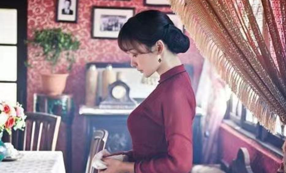 1906年，张作霖经过一穷山村，偶遇一位农家女。只见，她挑着两个水桶，走在晨光之