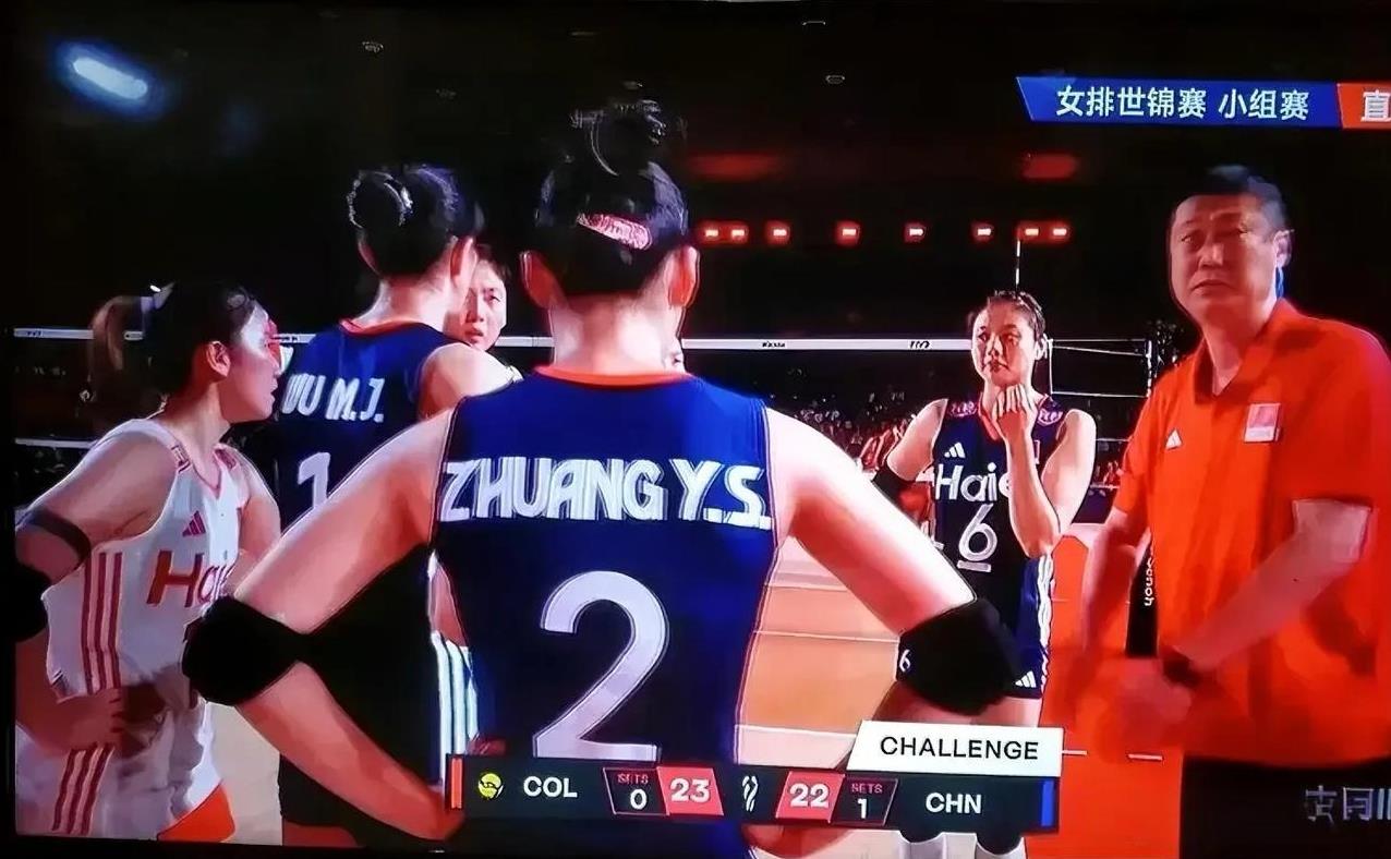 小组赛女排第二局这球打的真拉胯。打一支比自己弱的哥伦比亚队都这么费劲。中国女排2