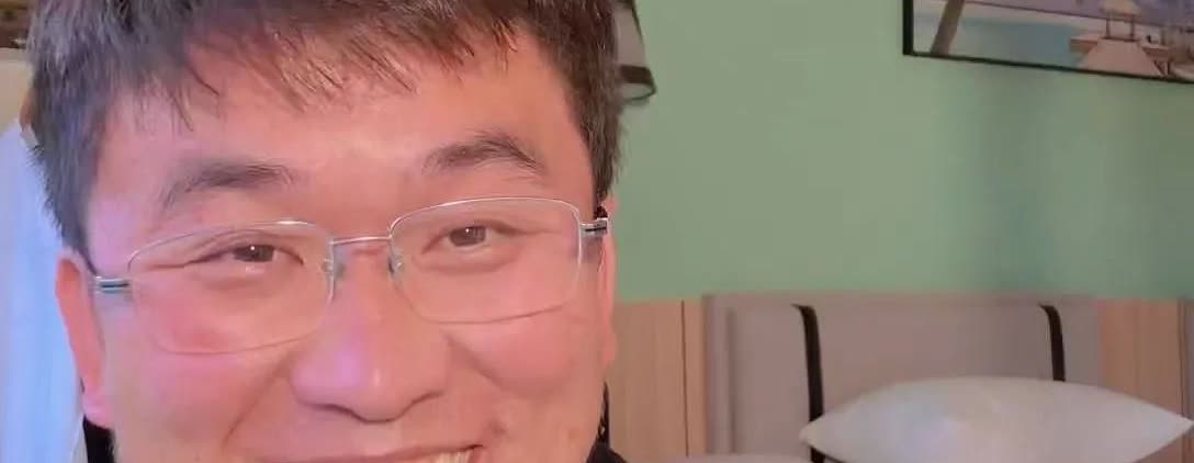 就在6月24日下午4点半左右，香港娱乐圈炸了！顶流男星姜涛，竟然在西区副食品批发