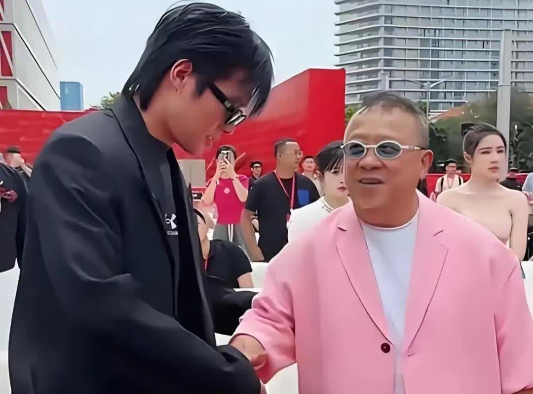 小杨哥的公司即使能再次复播，但是想回到以前的高光时刻，那已经是不可能了。
其一