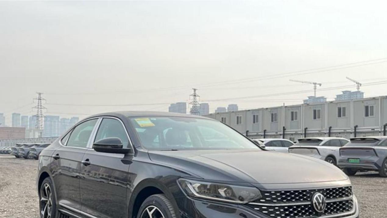 月销量涨到31208辆！帕萨特跌至13.45万，事实证明：降价确实有效