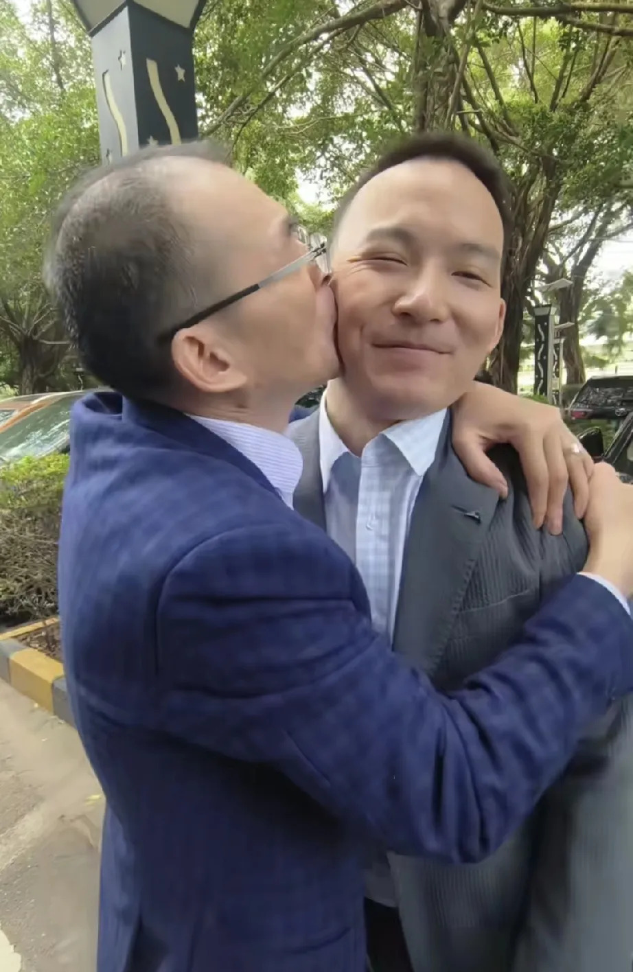 谢浩男回归宴摘口罩











我的天哪！谢浩男终于摘口罩了！之前认亲