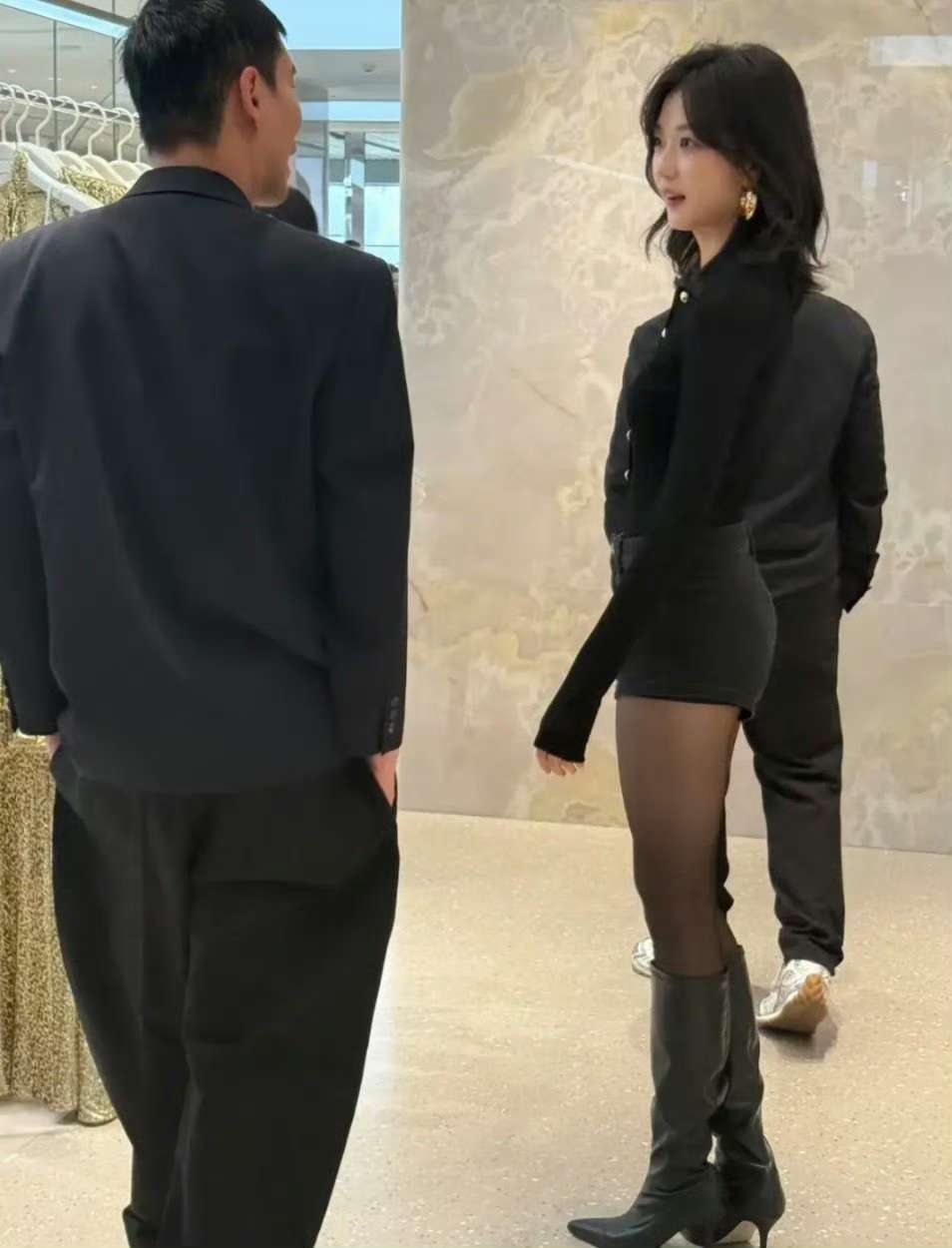 一直不理解，是不是明星都不会热出汗啊，夏天穿长筒靴