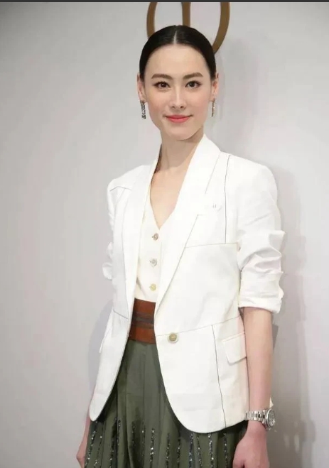 徐子淇的人生经历相当传奇。她4岁的时候，一家人移民去了澳洲，后来又回到香港，拥有